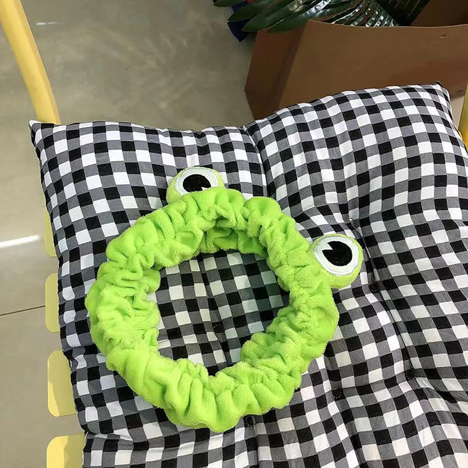 Jowmoy Green Frog Eye Elastic Headband - Versatile for Spa, Skincare, Makeup, Face Wash, Fun Gift for Women (1 Pack)